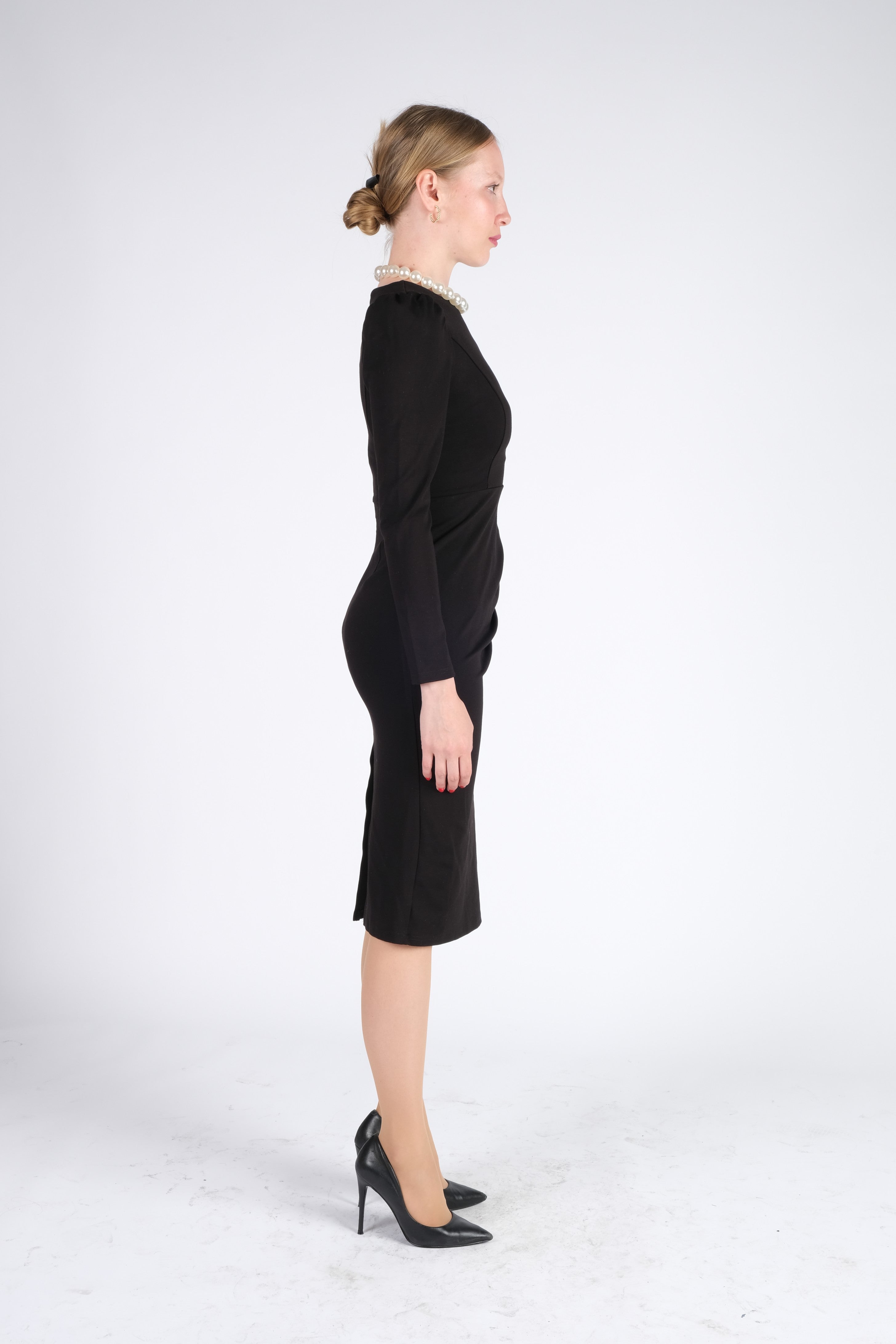 classic black dress with pearls 3 Ways to Accessorize the Little Black Dress with Pearl Jewelry - Pearls Only Canada :: Pearls Only Canada